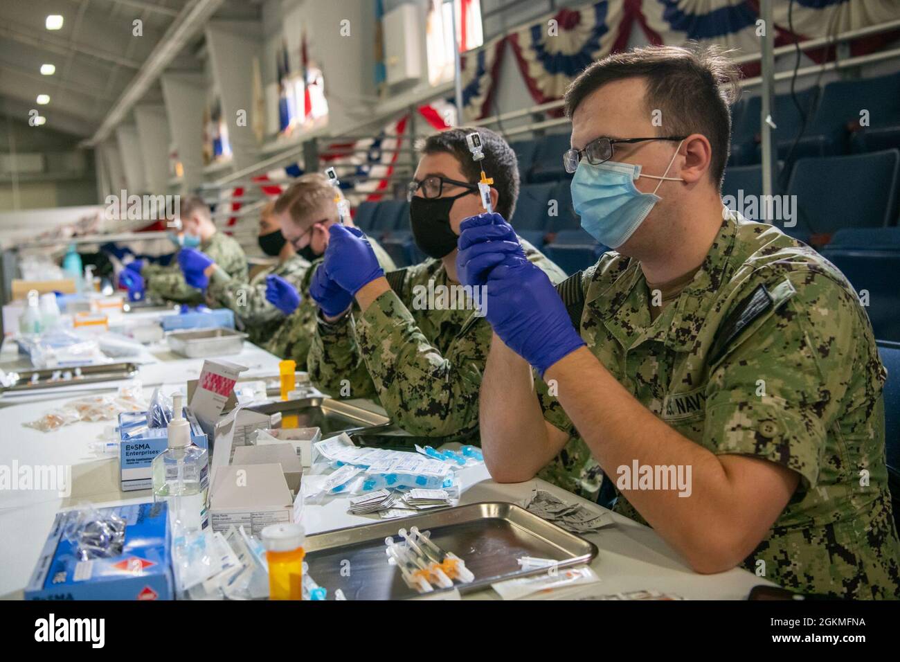 Medizinisches Personal des Captain James A. Lovell Federal Health Care Center (FHCC) und der umliegenden Region der Großen Seen bereitet Impfungen für den Einsatz in der Pacific Drill Hall beim Recruit Training Command (RTC) vor. Alle medizinischen Mitarbeiter, die den Impfstoff vorbereiten, müssen vor der Behandlung der Impfstoffpräparate an einer Schulung teilnehmen und einen Standardprozess zur Personalqualifizierung abschließen. Sie werden jederzeit von einem erfahrenen Apothekertechniker beobachtet. Rekruten bei RTC sind jetzt berechtigt, sich freiwillig für die Aufnahmen zu melden, so dass sie das Boot-Camp vollständig geimpft verlassen können. Medizinisches Personal vom Kapitän Jam Stockfoto