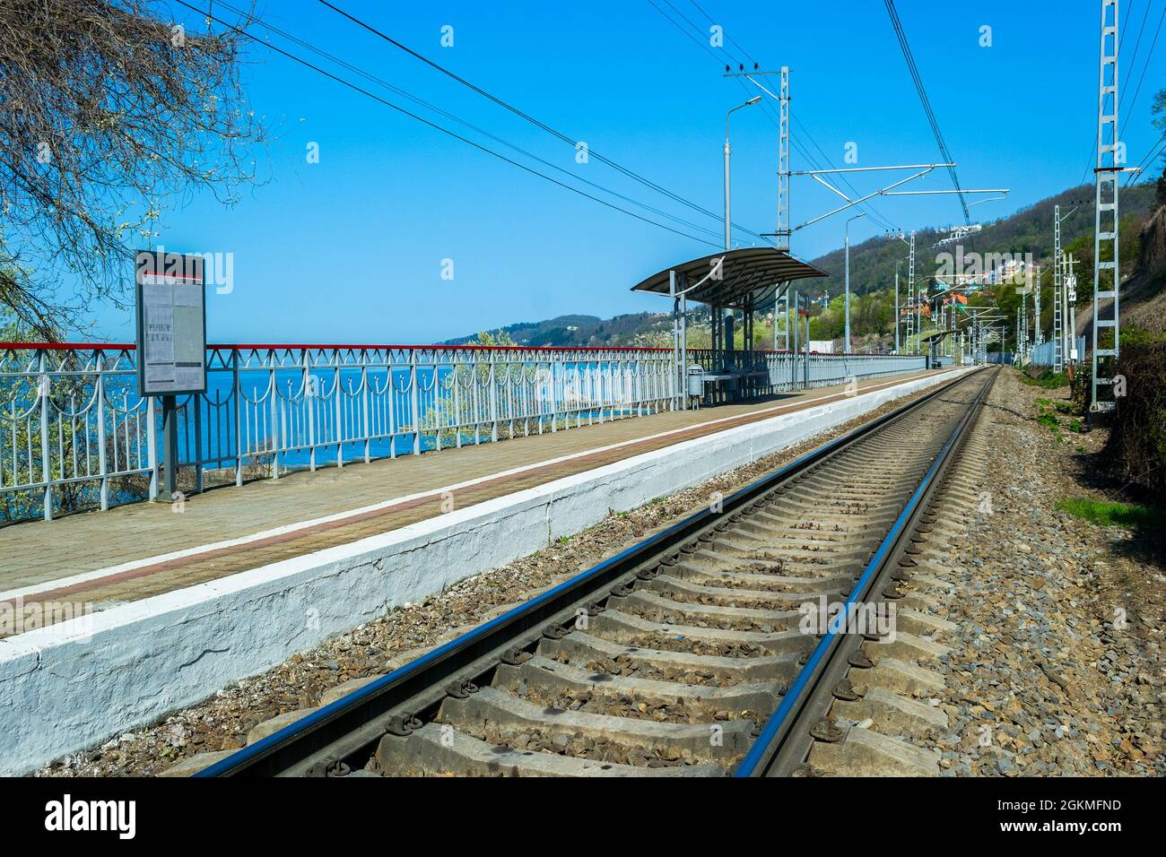 Alte Eisenbahn-Elektro-Bahnhof am Meer in Sotschi, Russland Stockfoto