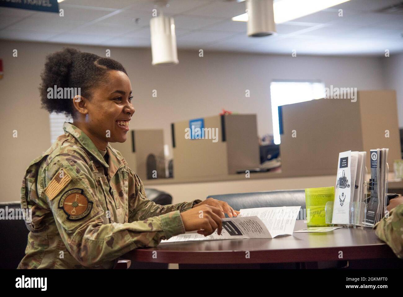 U.S. Air Force Senior Airman Quamashae Riggins, 6th Logistics Readiness Squadron (LRS) Cargo Movement Specialist, informiert einen Airman über die persönlichen Eigentumsverfahren des 6. LRS Travel Management Office auf der MacDill Air Force Base, Florida, 26. Mai 2021. Jedes Militärmitglied, das in den Ruhestand geht, die Dienststellen trennt oder wechselt, wird mit TMO zusammenarbeiten, insbesondere mit persönlichem Eigentum und Passagierreisen, um sein persönliches Eigentum in ihr nächstes Zuhause zu bringen. Stockfoto