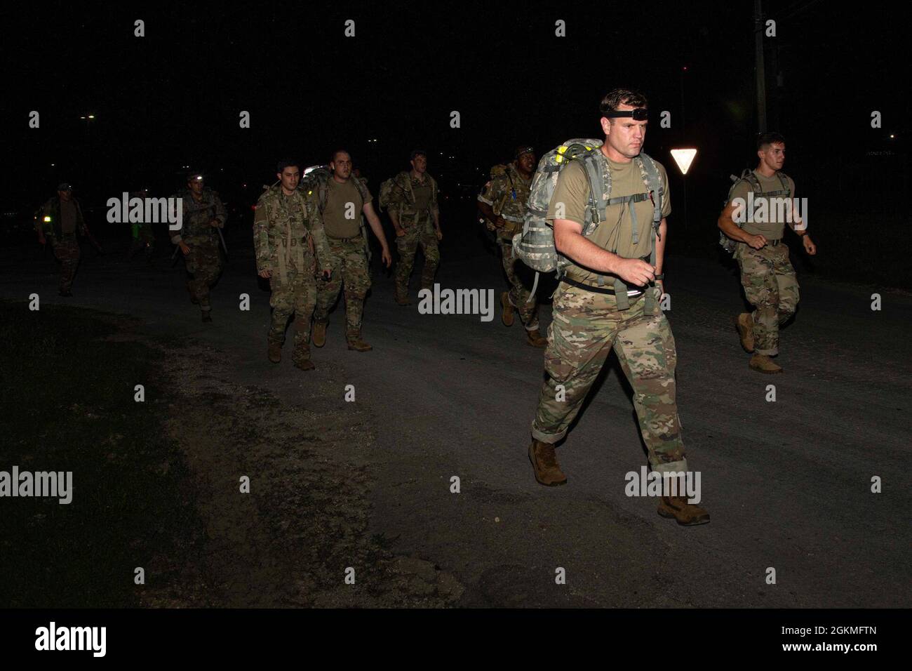 Über 200 Soldaten verschiedener Einheiten, die auf der Joint Base San Antonio stationiert sind, nehmen am norwegischen Fußmarsch am 26. Mai 2021 im Camp Bullis, Texas, Teil. Für die Veranstaltung müssen Militärmitglieder einen 18.6 Meilen Fuß langen marsch absolvieren und dabei einen 25 Pfund schweren Ruck-Sack tragen. Die Teilnehmer haben nicht mehr als 4.5 Stunden Zeit, um zu Ende zu gehen, und müssen am nächsten Morgen zur Arbeit kommen, um einen ganzen Tag zu arbeiten. Wer das Event beendet, erhält die norwegische Fußmarsch-Nadel. Stockfoto