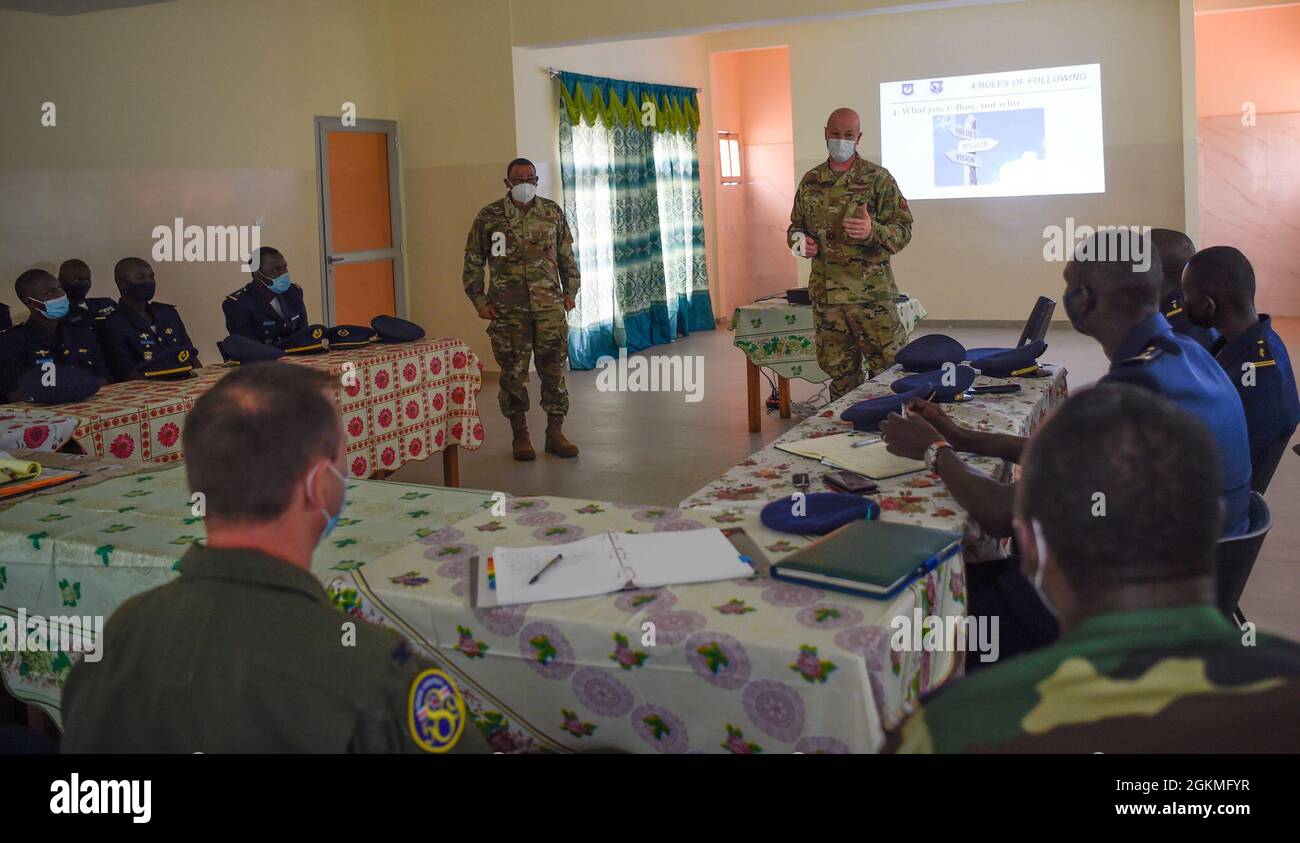 Chief Master Sgt. Terrance Smiley, Kisling, Kommandant der Offiziersakademie (links) und Brig. Gen. Christopher Ireland, US-Luftstreitkräfte in Europa-Stabschef der Luftstreitkräfte in Afrika (rechts), diskutiert Führung und Nachfolge mit senegalesischen Luftstreitkräften in Thies, Senegal, 26. Mai 2021. Während des gesamten Engagements führten Airmen mehrere Gespräche mit ihren senegalesischen Kollegen zu Themen wie Führung, Flugsicherheit, Verwaltungsprozesse, Doktrin und Personalmanagement. Stockfoto