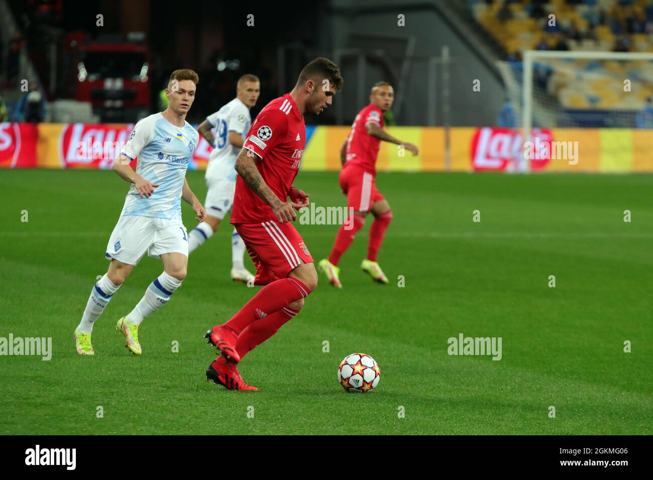 Nicht exklusiv: KIEW, UKRAINE - 14. SEPTEMBER 2021 - Mittelfeldspieler des FC Dynamo Kiew Viktor Tsyhankov (L) wird während der UEFA Cham 2021/2022 in Aktion gesehen Stockfoto