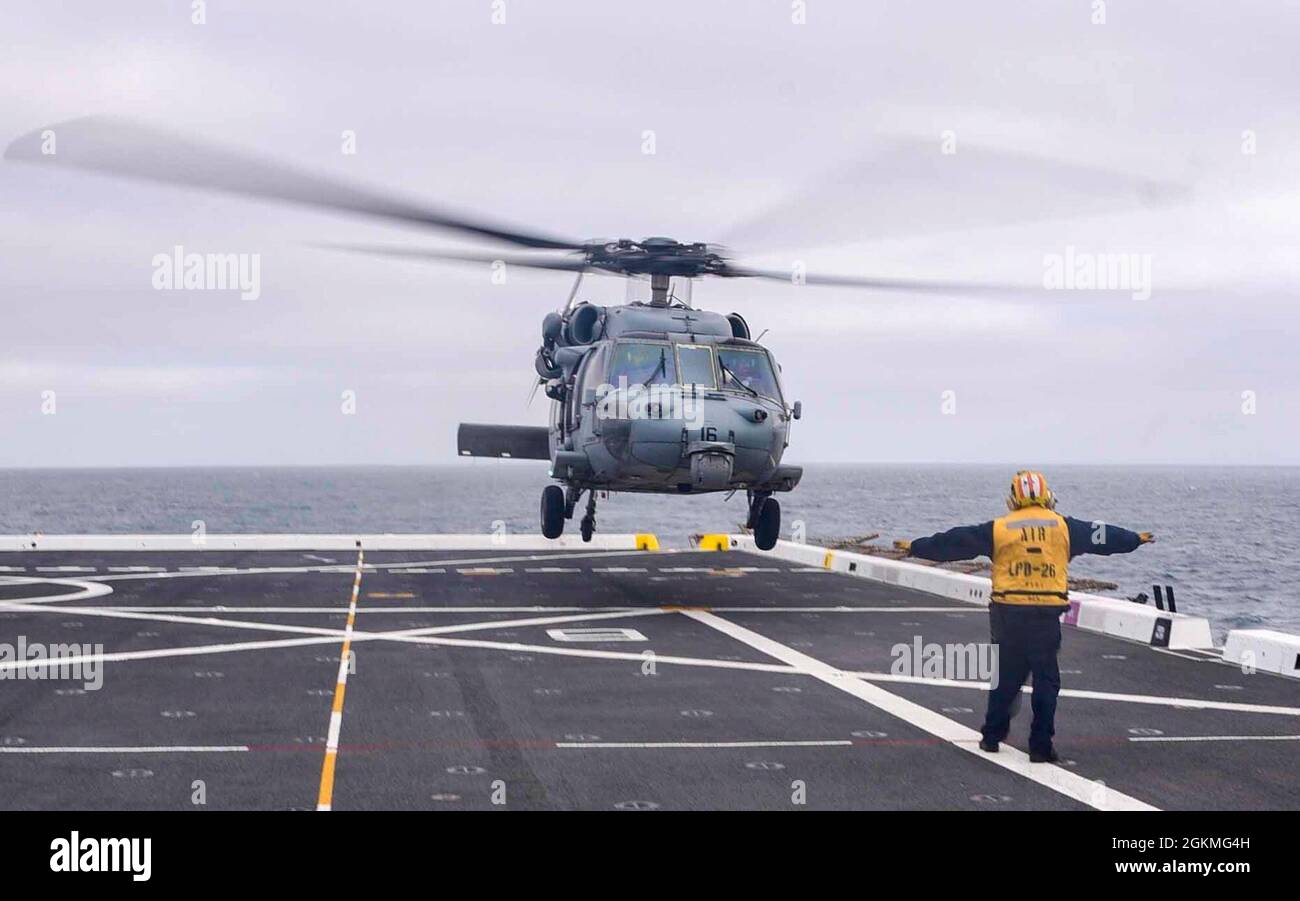 210526-N-MT581-1432 PAZIFISCHER OZEAN (Mai. 26, 2021) ein an das Helicopter Sea Combat Squadron (HSC) 3 angebauter Seahawk SH-60s soll an Bord der Amphibienstation USS John P. Murtha (LPD 26) im Mai 26 landen. John P. Murtha führt derzeit Routineoperationen in der dritten US-Flotte durch. Stockfoto