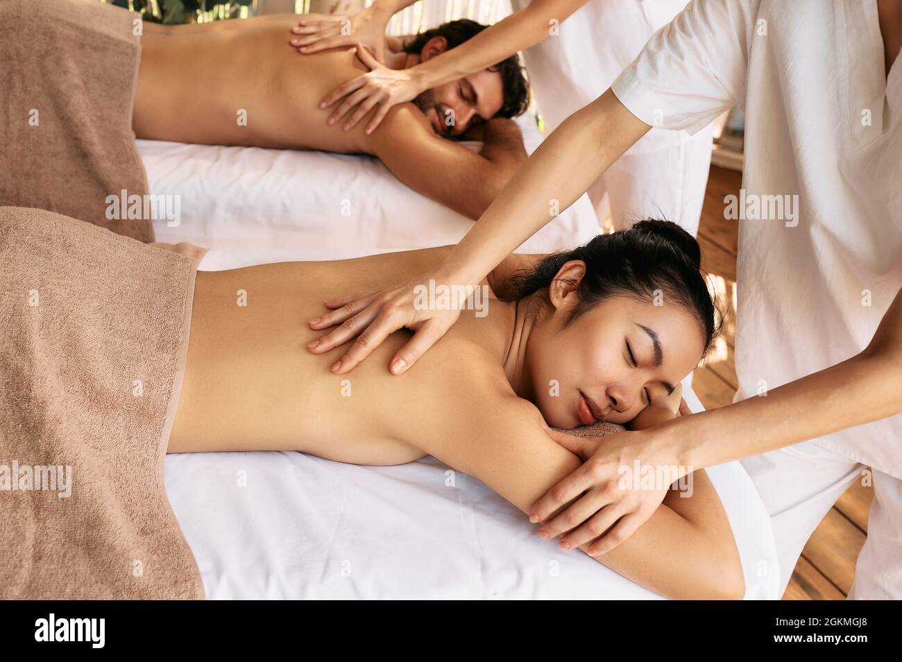 Wunderschönes Paar, das nach einer Strandruhe in einem tropischen Resort eine Körpermassage erhielt. Reisekonzept Stockfoto