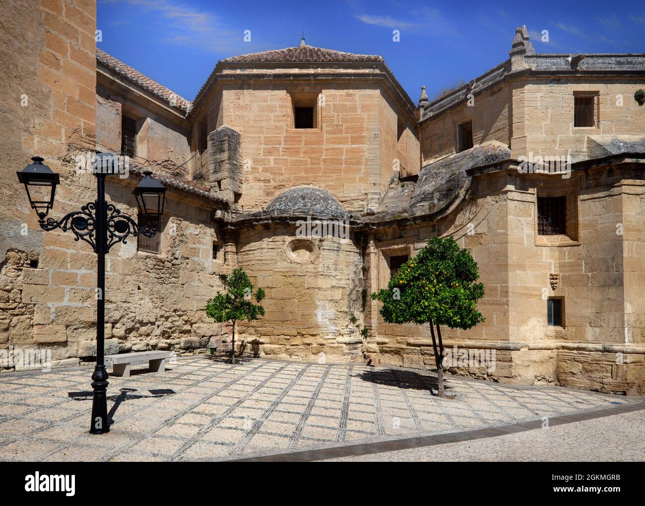 Innenhof, der von der Kirche Iglesia de Nuestra Señora del Carmen aus dem 16. Jahrhundert in Alhama de Granada, Provinz Granada, Andalusien, Spanien gebildet wurde Stockfoto