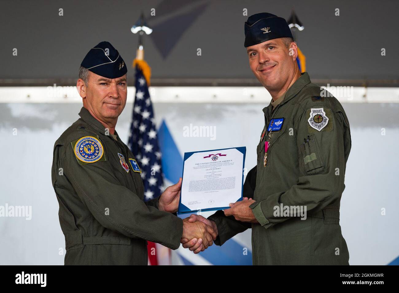 US Air Force Maj. General Chad P. Franks, 15. Kommandant der Luftwaffe, überreicht Col. Dan Walls, 23d Wing Commander, während der 23d Wing Change of Command Ceremony am 27. Mai 2021 auf der Moody Air Force Base, Georgia, mit der Legion of Merit. Die Legion of Merit ist ein militärischer Preis der Streitkräfte der Vereinigten Staaten, der für außergewöhnlich verdienstvolles Verhalten bei der Erbringung herausragender Leistungen und Leistungen vergeben wird. Stockfoto