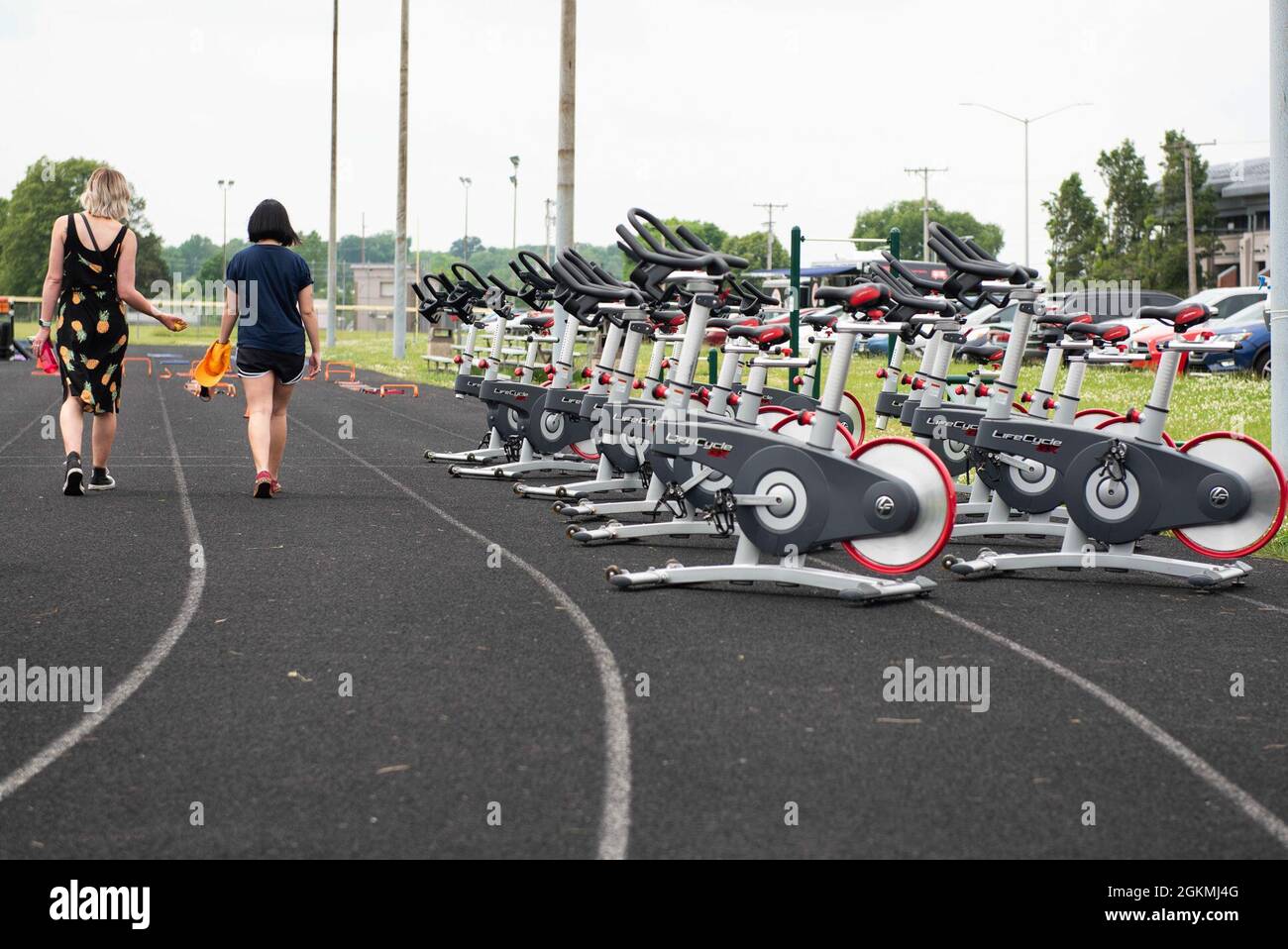 Spin Bikes sitzen auf einer Strecke für eine kommende Spin-Klasse, die im Rahmen des jährlichen Wright-Patterson Air Force Base, Ohio, Fit Fest, 27. Mai 2021, stattfindet. Während der Veranstaltung konnten sich die Menschen über die körperliche und geistige Gesundheit informieren sowie an körperlichen Wettbewerben teilnehmen. Stockfoto