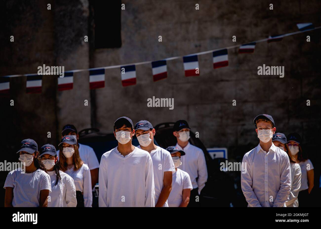 Studenten des Elie Faure College in Sainte-Foy-la-Grande bilden sich während einer Gedenkfeier im Rahmen des Nationalen Widerstandstages in Romestaing, Frankreich, am 27. Mai 2021. Mitglieder der Romestaing-Gemeinde hielten eine Gedenkfeier ab, um den amerikanischen Fliegern des Zweiten Weltkriegs, den B-24 'Aphrodite's Diciples' sowie Chuck Yeager, der am 5. März 1944 seine P-51 stürzte, zu Tribut zu zollen. Stockfoto