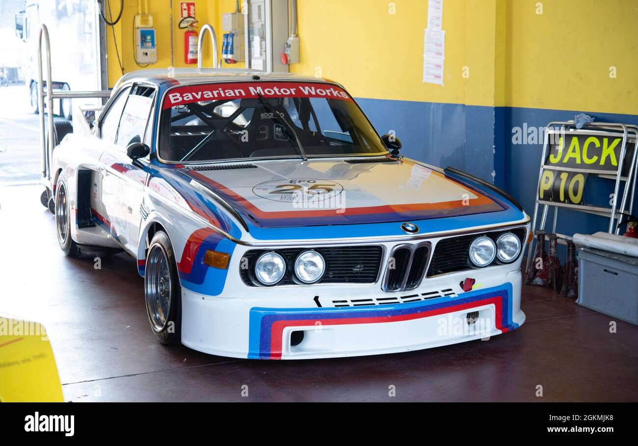 Italien, september 12 2021. Vallelungaklassiker. 70er Jahre Rennwagen BMW 3.0 CSL classic in Circuit Box Paddock, keine Menschen Vorderansicht Stockfoto