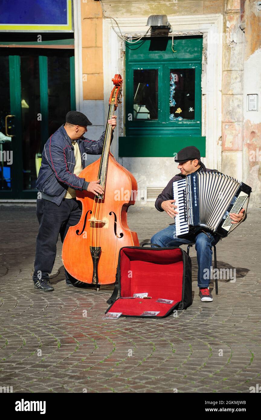 Rom, Italien - 01. Januar 2013: Zwei Musiker spielen Kontrabass und Akkordeon in der Nähe von Santa Cecilia in der Kirche von Trastevere, um Tipps zu erhalten und CD zu promoten. Stockfoto