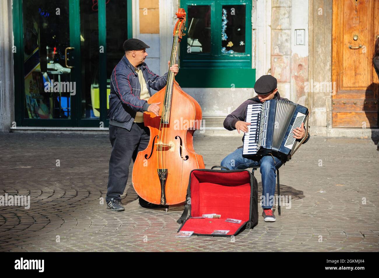 Rom, Italien - 01. Januar 2013: Zwei Musiker spielen Kontrabass und Akkordeon in der Nähe von Santa Cecilia in der Kirche von Trastevere, um Tipps zu erhalten und CD zu promoten. Stockfoto