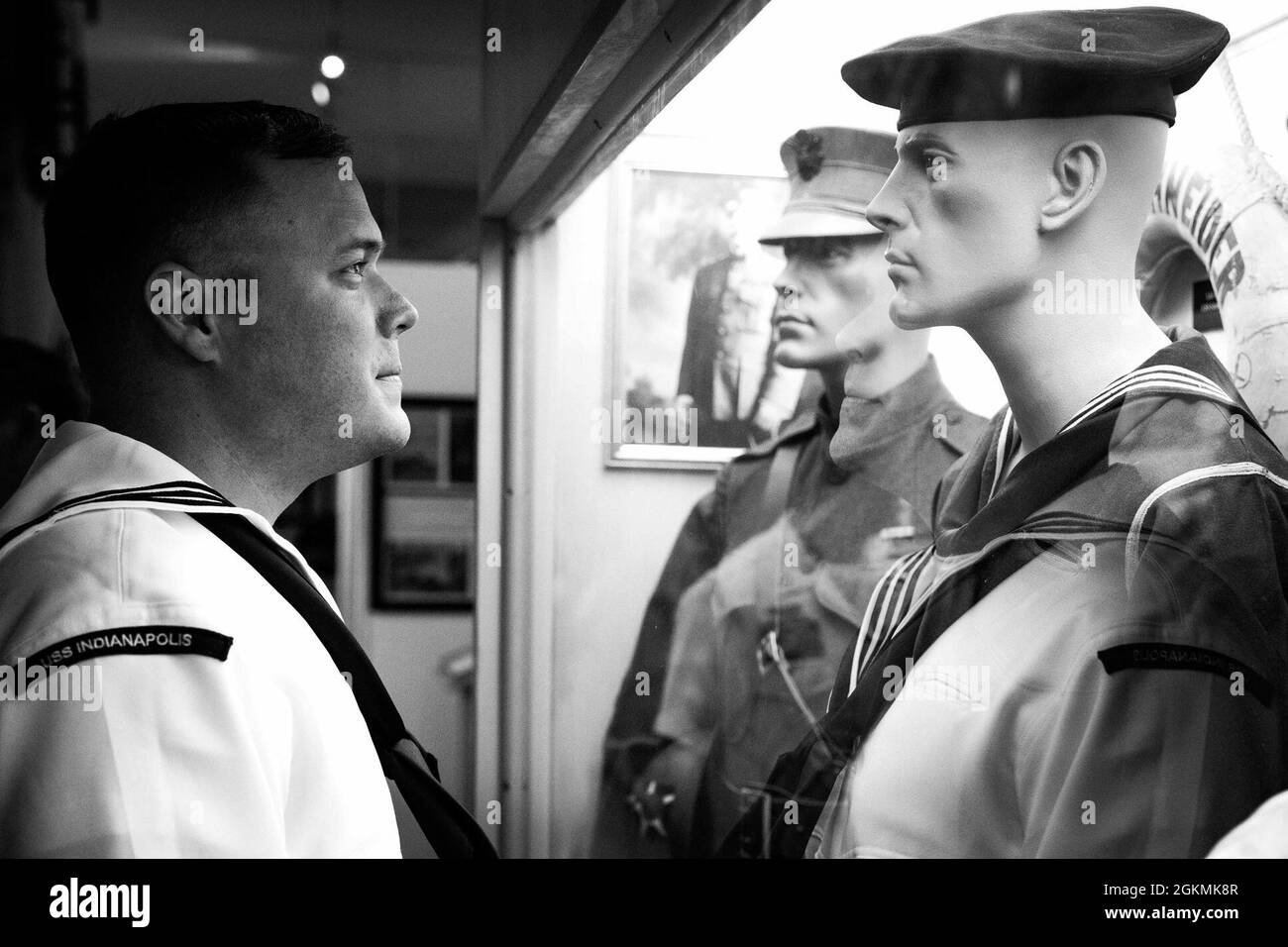 INDIANAPOLIS (27. Mai 2021) Operations Specialist First Class Zachary Coffman, der dem Freedom-Variant Littoral Combat Ship USS Indianapolis (LCS 17) zugewiesen wurde, zeigt eine Ausstellung im Indiana war Memorial Museum in der gleichnamigen Stadt des Schiffes, 27. Mai 2021. Die USS Indianapolis (LCS 17) ist in der Naval Station Mayport, Florida, zu Hause Stockfoto