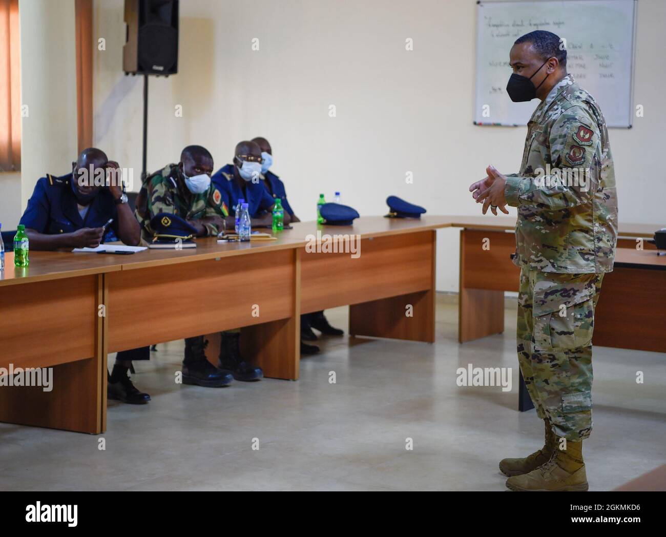 Chief Master Sgt. Terrance Smiley, Kommandant der Offiziersakademie von Kisling, diskutiert mit senegalesischen Luftwaffenmitgliedern in Thies, Senegal, am 26. Mai 2021 über Führung und Nachfolge. Während des gesamten Engagements führten Airmen mehrere Gespräche mit ihren senegalesischen Kollegen zu Themen wie Führung, Flugsicherheit, Verwaltungsprozesse, Doktrin und Personalmanagement. Stockfoto