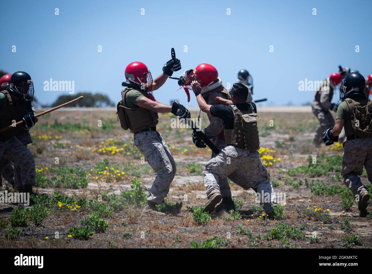 U.S. Marines mit Marine Corps Air Station Miramar spattern während des Martial Arts Instructors Course 148-21, das am 27. Mai 2021 auf der Naval Air Station North Island, San Diego, Kalifornien, stattfand. Das kulminierende Ereignis ist das letzte Ereignis des 3-wöchigen Kurses und testet die Kampfkünste, die mentale Disziplin, den Kriegergeist und die Kampfmentalität der zukünftigen Ausbilder des Marinekorps-Martial Arts-Programms. Stockfoto