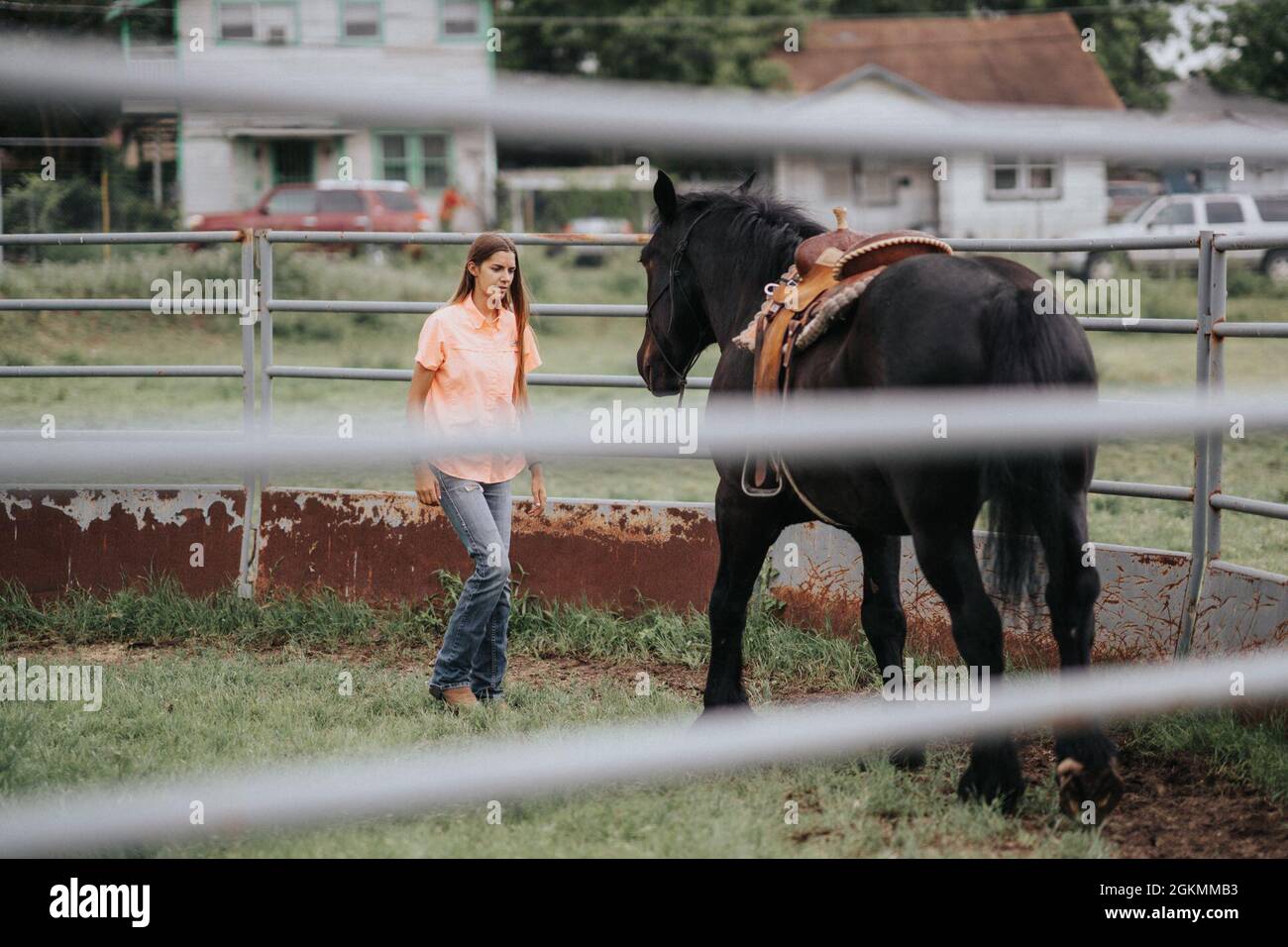 Caroline Stryjewski, eine Reittrainerin für den North Caisson-Zug der US-Armee, führt im Caisson-Stall Fort Sam Houston auf der Joint Base San Antonio-Fort Sam Houston, 27. Mai 2021, Bodenarbeitsübungen mit einem der Pferde des Caisson-Zuges durch. Die regelmäßige Betreuung der Pferde der Einheit obliegt den Soldaten des Caisson-Platoons mit Rat des beauftragten Herdenmanagers und der Ausbilder der Pferde. Der North Caisson-Zug der US-Armee ehrt gefallene Mitglieder des Militärs stolz mit Begräbnisfeiern auf dem Fort Sam Houston National Cemetery und in der Umgebung. Stockfoto