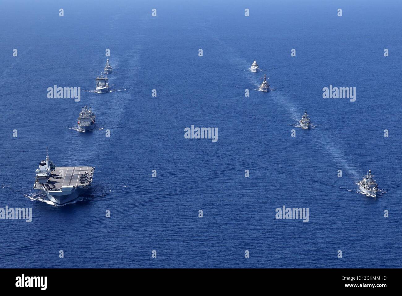 HMS Queen Elizabeth und USS the Sullivans mit der United Kingdom Carrier Strike Group schlossen sich am 28. Mai 2021 Schiffen der NATO Standing Maritime Groups One und Two an, um die maritime Macht im Ostatlantik eindrucksvoll zu zeigen. Das Rendezvous war Teil von Steadfast Defender 21, einer groß angelegten Verteidigungsübung, die die Fähigkeit der NATO testen sollte, schnell Truppen von Nordamerika an die Küste Portugals und die Schwarzmeerregion zu entsenden. (Fotografie der Royal Navy von LPhot Unaisi Luke) Stockfoto