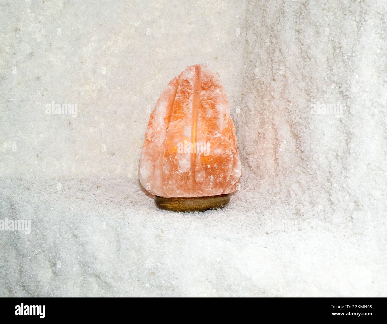 Himalayan Orange Salz Lampe auf salzigen Regal Stockfoto