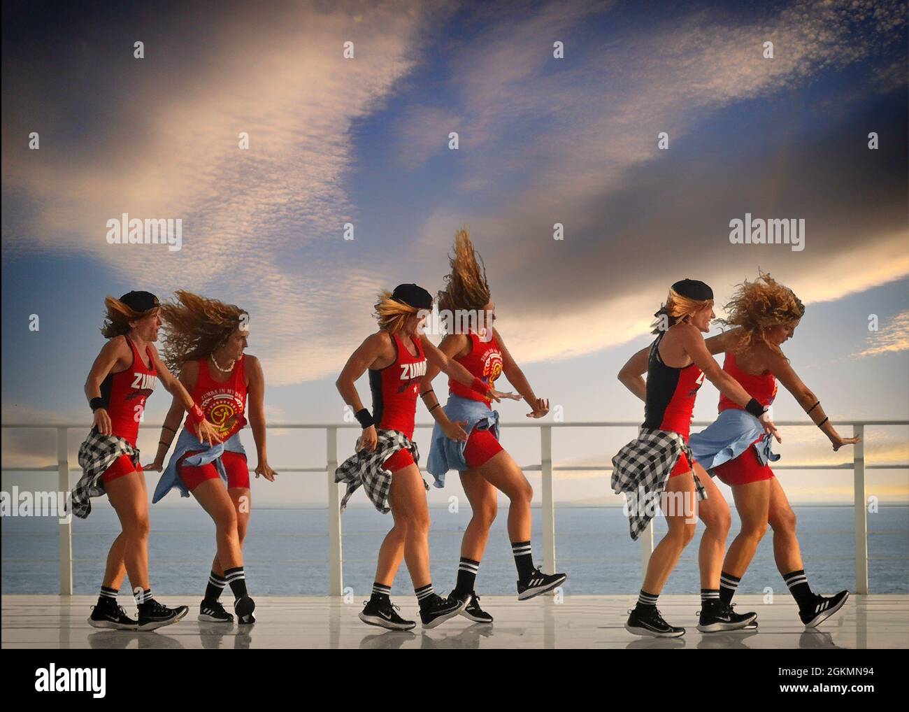 Computergeneriertes Bild von zwei jungen Damen, die ihre Zumba-Tanzbewegungen an der Torrox Costa Balcon, Provinz Malaga, Andalusien, Spanien üben Stockfoto