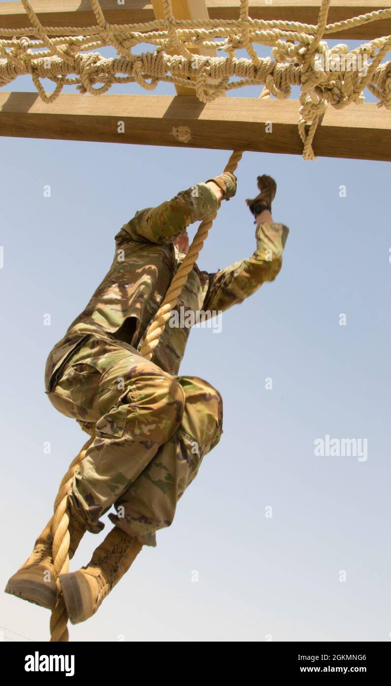 Soldaten der US-Armee aus dem 36th Infantry Division Higher Headquarters Battalion, 111. Theatre Engineer Brigade, 130. Field Artillery Brigade, Task Force Hellhound, Task Force Avalanche und Task Force Bastards nehmen am Hindernisparcours des TF Spartan Best Warrior Competition am 28. Mai 2021 im Camp Buehring, Kuwait, Teil. Der Kurs bestand aus sieben Hindernissen, darunter dem harten, dem Weaver, der Schrägwand, dem Bauchrausch, sechs Gewölben, Low Belly Over und High Knees, die die Teilnehmer innerhalb von Zeitbeschränkungen abschließen mussten, um genügend Punkte zu erhalten, um dem anderen CO einen Schritt voraus zu sein Stockfoto