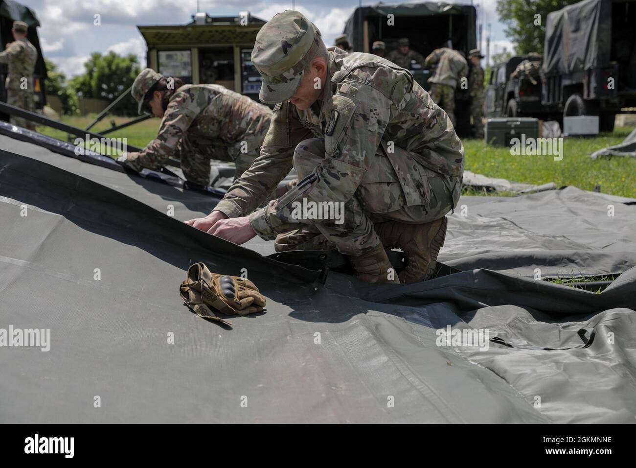 Das 1.-3. Angriffsbataillon, 12. Kampfluftfahrtbrigade, kam in Ungarn auf einem ungarischen Militärstützpunkt zur Unterstützung von DEFENDER-Europe 21 an und traf sofort mit dem Aufbau der Kommandostelle auf den Boden. Stockfoto