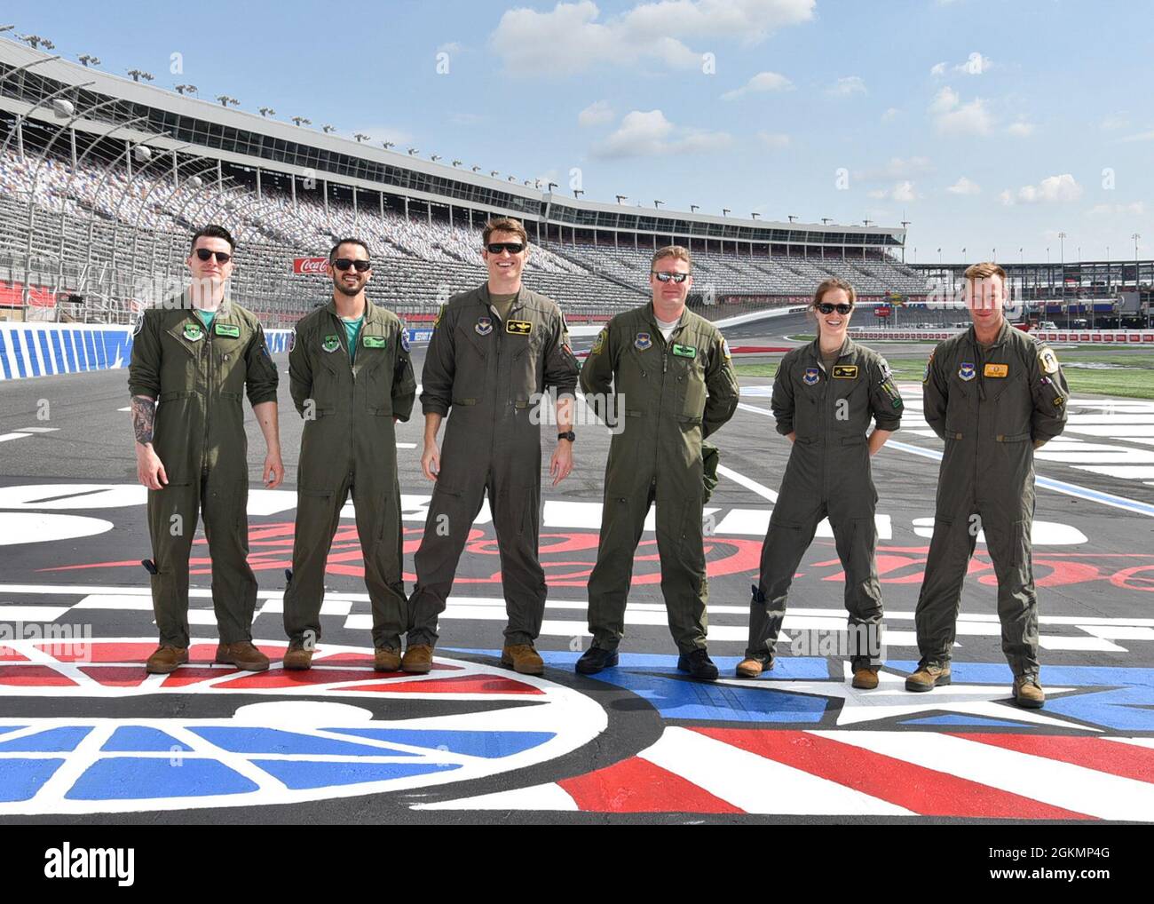 Piloten des Euro-NATO Joint Jet Pilot Training Programms der Sheppard Air Force Base stehen am 28. Mai 2021 auf der Ziellinie des Charlotte Motor Speedway in Charlotte, North Carolina. Dieses internationale Team führte einen Überflug zur Unterstützung der Memorial Day Zeremonie vor dem Coca-Cola 600 NASCar Rennen durch. Stockfoto