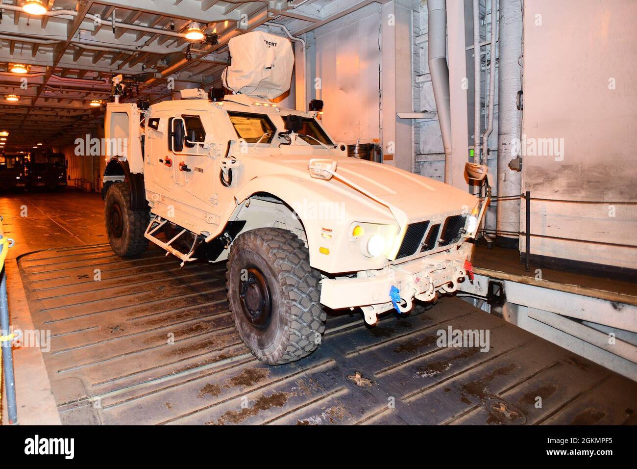 Das 839. Transportbataillon, die 568. Transportbrigade, das Surface Deployment and Distribution Command (SDDC) führten das Missionskommando aus, das mehr als 200 M-ATVs der US-Armee (MRAP - All Terrain Vehicle) zum USNS Bob Hope im Hafen von Livorno, Italien, hochlädt. Die M-ATVs werden in die USA zur weiteren Verteilung an Einheiten in der gesamten Armee durchfahren. Die komplexe und erfolgreiche Hafenmission resultierte aus einer engen Koordination zwischen dem 839., 405. AFSBn, dem Military Sealift Command, Camp Darby und den Hafenbehörden von Italia. Hafen Livorno, Italien, Mai 28,Livorno. Stockfoto