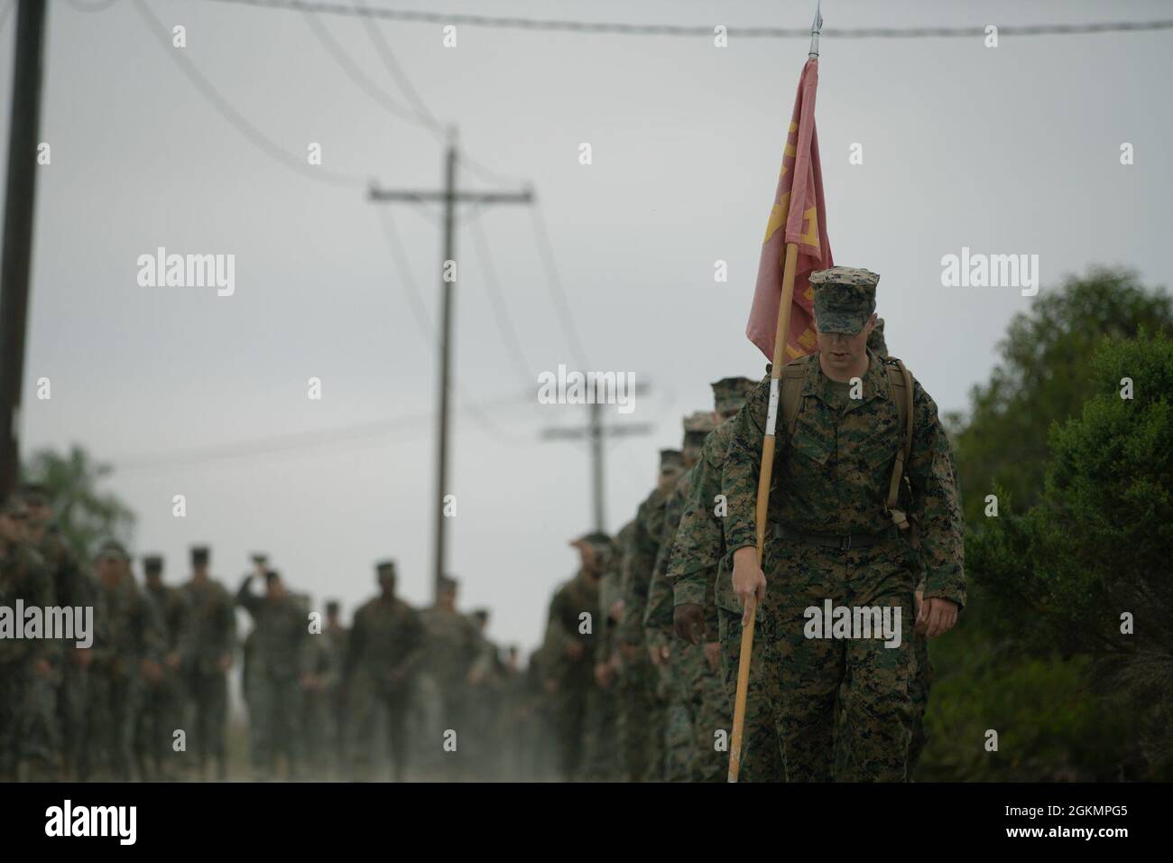 US-Marineinfanteristen nehmen zusammen mit dem 1. Radio Bataillon, I Marine Expeditionary Force Information Group, an einer acht Meilen langen Wanderung Teil, um die Marineinfanteristen für zukünftige Schlachten im Marine Corps Base Camp Pendleton zu konditionieren, 28. Mai 2021. Durch konsequente körperliche und technische Ausbildung erhalten die Marines grundlegende Kampfkünste und Kenntnisse, um auf dem Schlachtfeld erfolgreich zu sein. Stockfoto