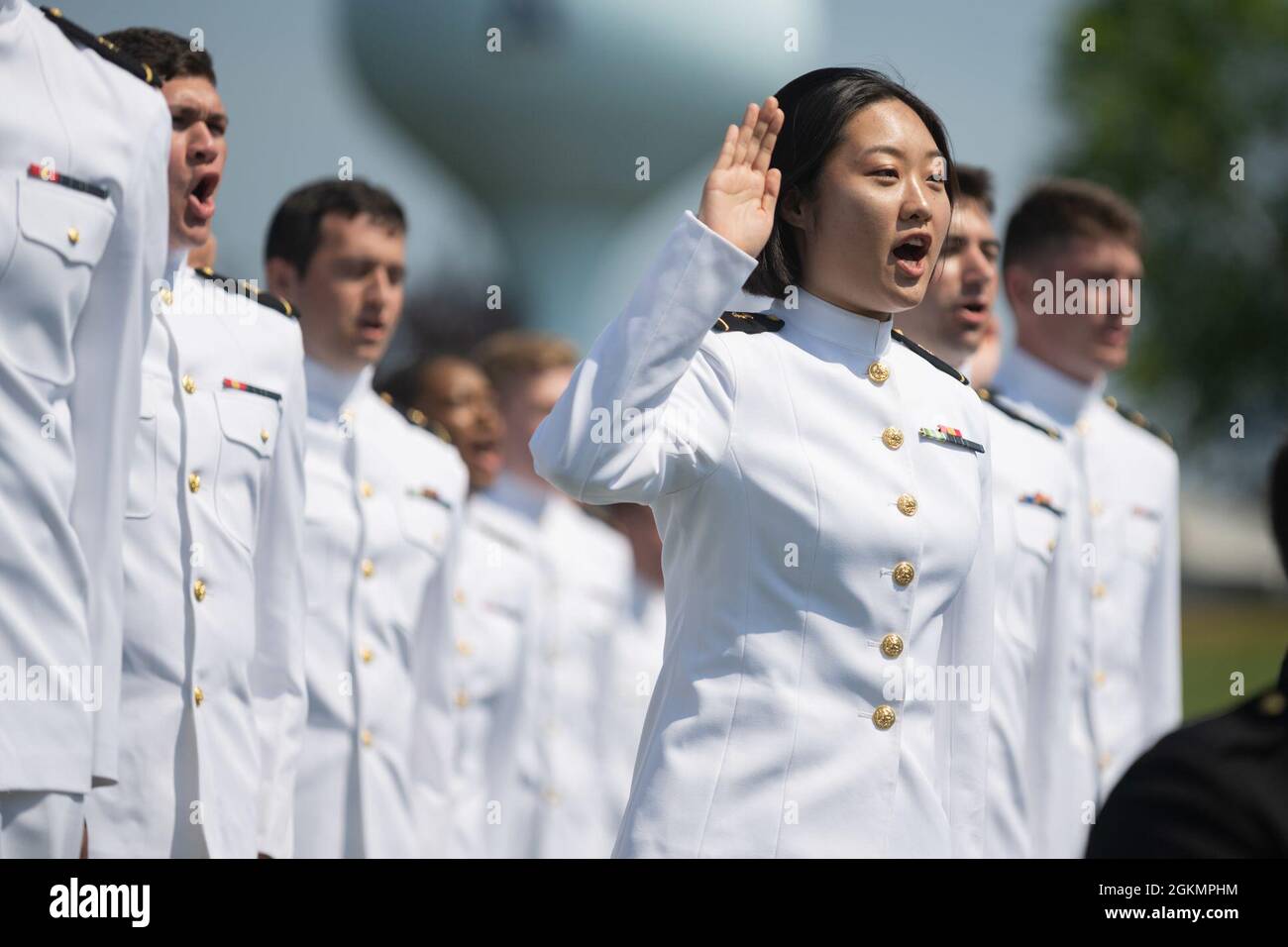 ANNAPOLIS, MD. (28. Mai 2021) U.S. Naval Academy Klasse von 2021 Midshipmännern stehen und nehmen den Amtseid, während ihrer Graduierung und Inbetriebnahme Zeremonie im Navy-Marine Corps Memorial Stadium Navy-signs zu werden. Die Klasse der 2021 graduierte 1,084 Midshipmen und wurde von Vizepräsident Kamala Harris angesprochen. Stockfoto