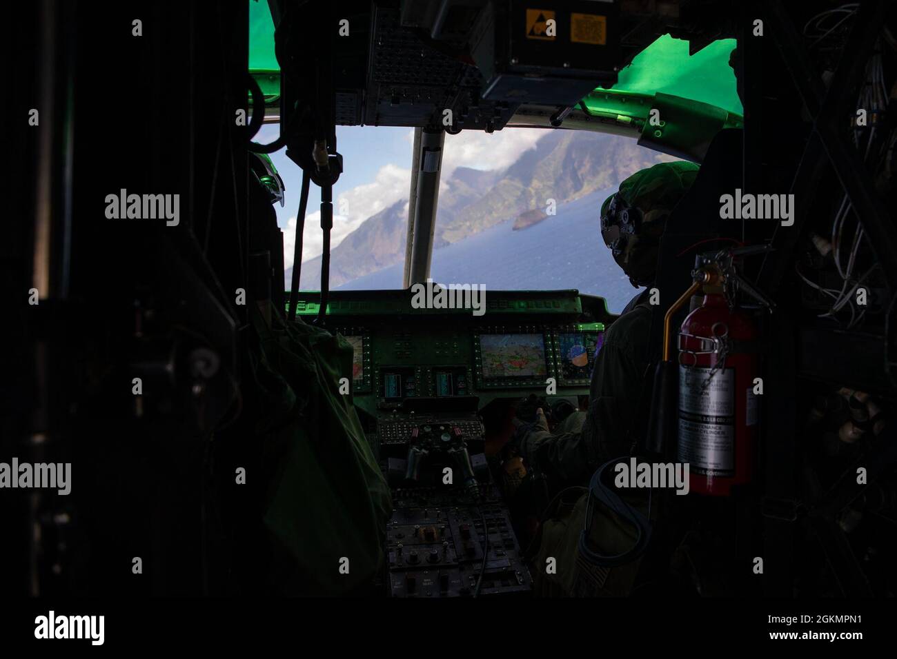 US-Marineinfanteristen mit Marine Light Attack Helicopter Squadron 367 führen Training auf Hawaii in einem UH-1Y Gift durch, 28. Mai 2021. Der Flug HMLA-367 erfolgte in Verbindung mit Sgt. Maj. Joseph Sorgies „letzter Flug“ als HMLA-367 Sergeant Major. Stockfoto