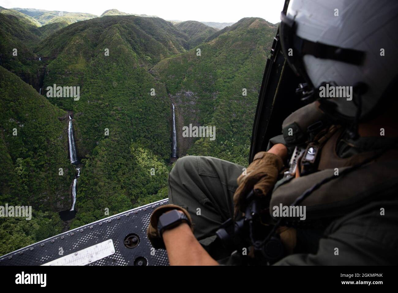 U.S. Marine Sgt. Maj. Joseph Sorgie, Sergeant Major, Marine Light Attack Helicopter Squadron 367, beobachtet die lokale hawaiianische Umgebung von einem UH-1Y Venom im Rahmen eines Trainingsfluges, 28. Mai 2021. Der HMLA-367-Flug war in Verbindung mit Sorgies 'letztem Flug' als HMLA-367 Sergeant Major. Stockfoto