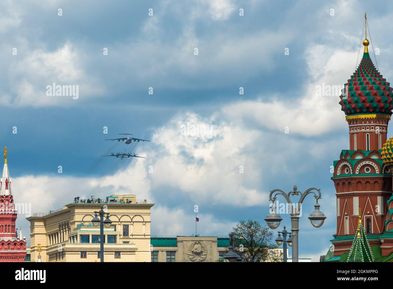 7. Mai 2021, Moskau, Russland. Ein Tanker IL-78 und ein strategischer Bomber der TU-95MS über dem Roten Platz in Moskau. Stockfoto