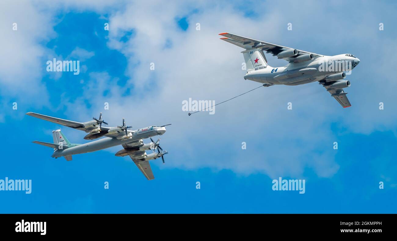 7. Mai 2021, Moskau, Russland. Ein Tanker IL-78 und ein strategischer Bomber der TU-95MS über dem Roten Platz in Moskau. Stockfoto