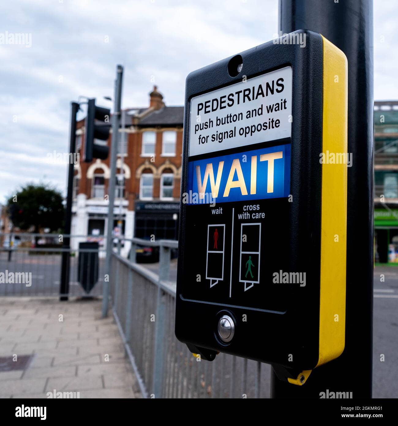 Kingston London, September 14 2021, Fußgängerübergangsstraße Wartemschild Mit Keine Menschen Stockfoto