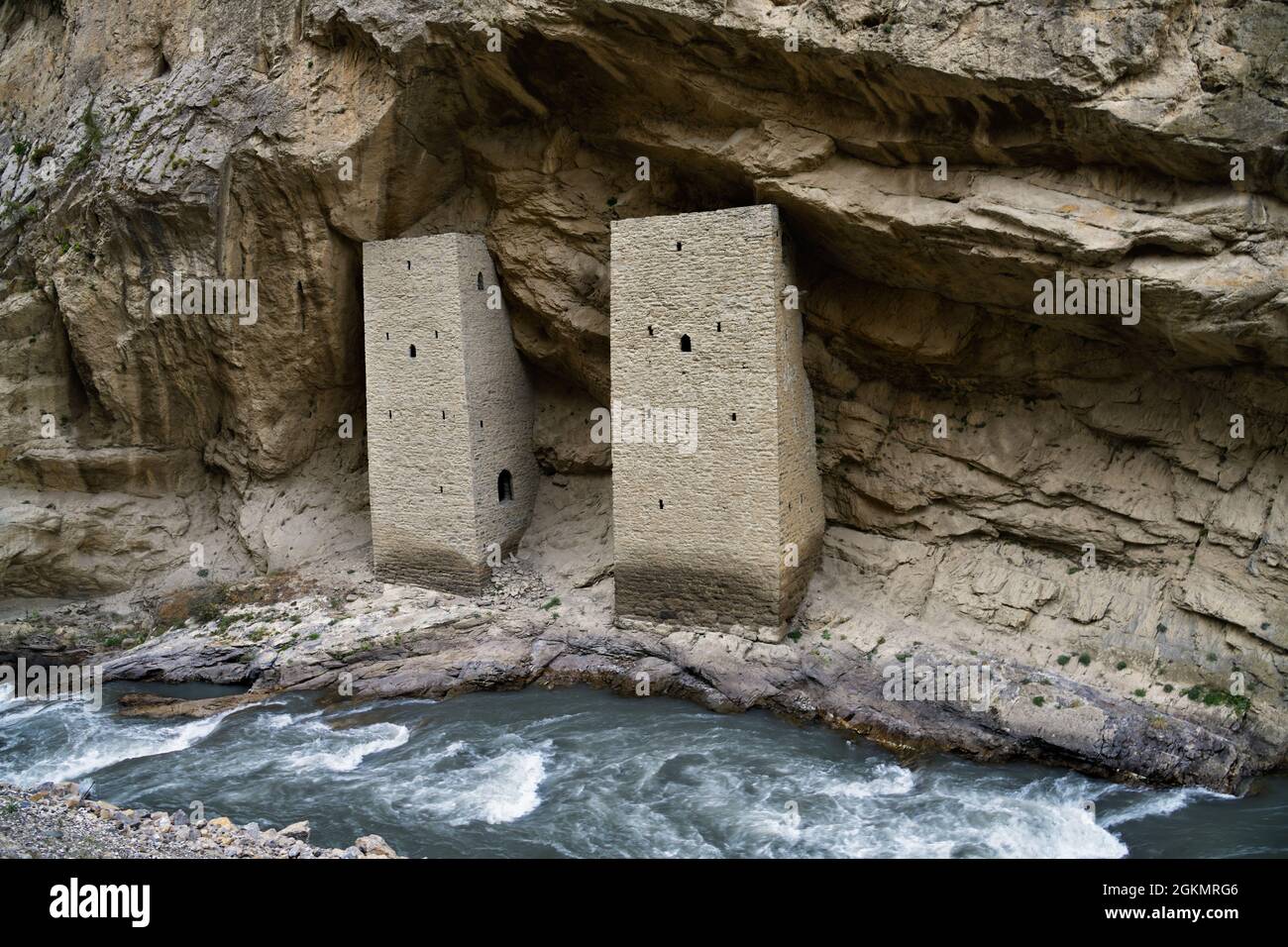 Ushkaloye erhebt sich am Fluss Argun. Republik Tschetschenien. Russland. Kaukasus. Denkmäler des kulturellen Erbes im Itum-Kalinsky Bezirk. Wachtürme der Stockfoto