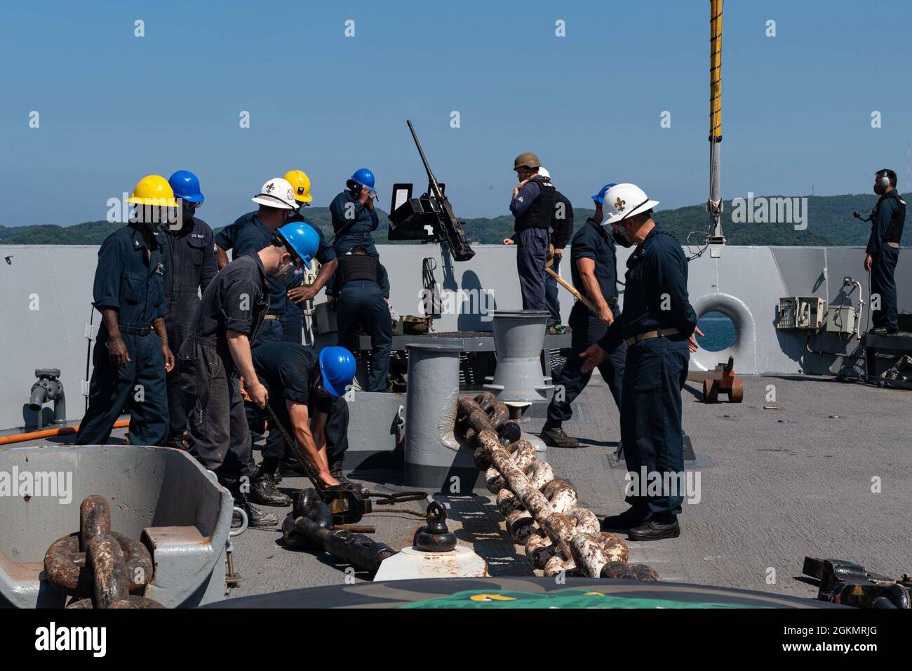 210529-N-XB010-1009 SASEBO HARBOUR (29. Mai 2021) Seeleute an Bord der USS New Orleans (LPD 18) erhalten von Senior Chief Boatswains Mate Jairon Rivera aus Los Angeles Anweisungen, wie sie die Ankerkette nach dem Abwiegen des Ankers mit einem Stopper sichern können. New Orleans, Teil der America Amphibious Ready Group, arbeitet zusammen mit der 31. Marine Expeditionary Unit im Verantwortungsbereich der 7. US-Flotte, um die Interoperabilität mit Verbündeten und Partnern zu verbessern und als einsatzbereite Einsatztruppe zur Verteidigung von Frieden und Stabilität in der Indo-Pazifik-Region zu dienen. Stockfoto