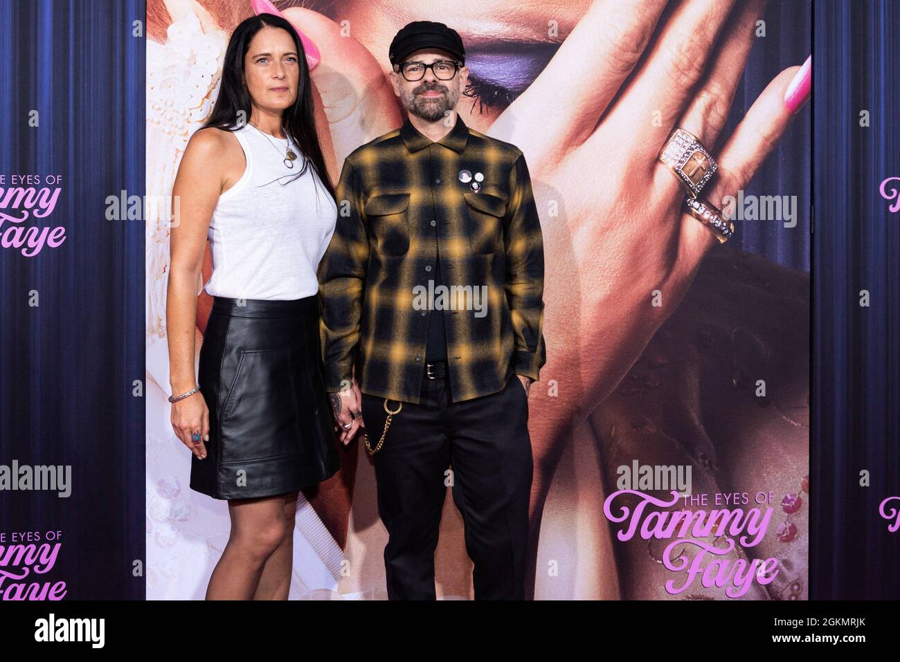 Guest und Jamie 'Jay' Bakker, der Sohn der Fernsehenangelisten Jim Bakker und Tammy Saye Bakker, besuchen am 14. September 2021 die New Yorker Filmpremiere von 'The Eyes of Tammy Saye' im SVA Theater in New York City. (Foto von Gabriele Holtermann/Sipa USA) Quelle: SIPA USA/Alamy Live News Stockfoto