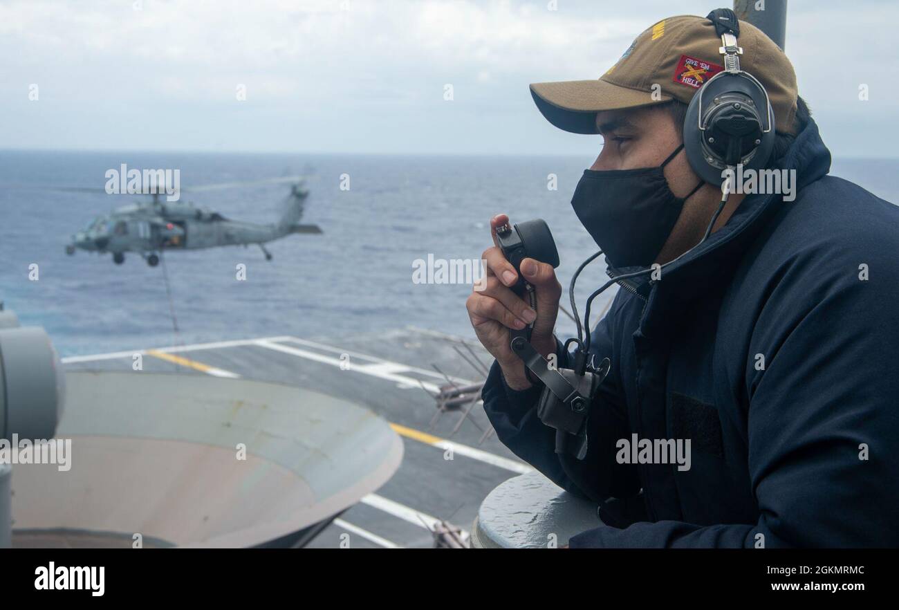 210529-N-BD352-0021 ATLANTIK (29. Mai 2021) Operations Specialist 3rd Class Matthew Albinio aus Las Vegas kommuniziert über ein geräuschbetriebenes Telefon, während er während der Probefahrt auf der Signalbrücke des Nimitz-Klasse-Flugzeugträgers USS Harry S. Truman (CVN 75) während einer erweiterten inkrementellen Verfügbarkeit Ausschau hält. Zu den Probefahrten gehört ein umfassender Test der Systeme und Technologien des Schiffes, um sicherzustellen, dass das Schiff bereit ist, den Betrieb wieder aufzunehmen. Stockfoto