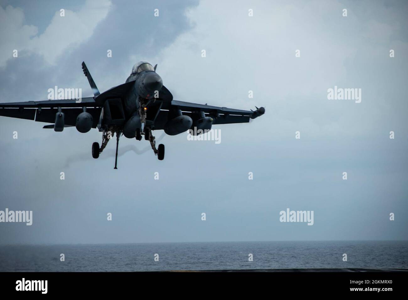 210530-N-WS494-1450 PHILIPPINISCHES MEER (30. Mai 2021) ein EA-18G Growler, der an die Shadowhawks of Electronic Attack Squadron (VAQ) 141 angeschlossen ist, bereitet sich auf das Flugdeck des einzigen vorwärts eingesetzten Flugzeugträgers der US-Marine Ronald USS Reagan (CVN 76) vor. Ronald Reagan, das Flaggschiff der Carrier Strike Group 5, stellt eine kampfbereite Truppe bereit, die die Vereinigten Staaten sowie die kollektiven maritimen Interessen ihrer Verbündeten und Partner in der Indo-Pazifik-Region schützt und verteidigt. Stockfoto