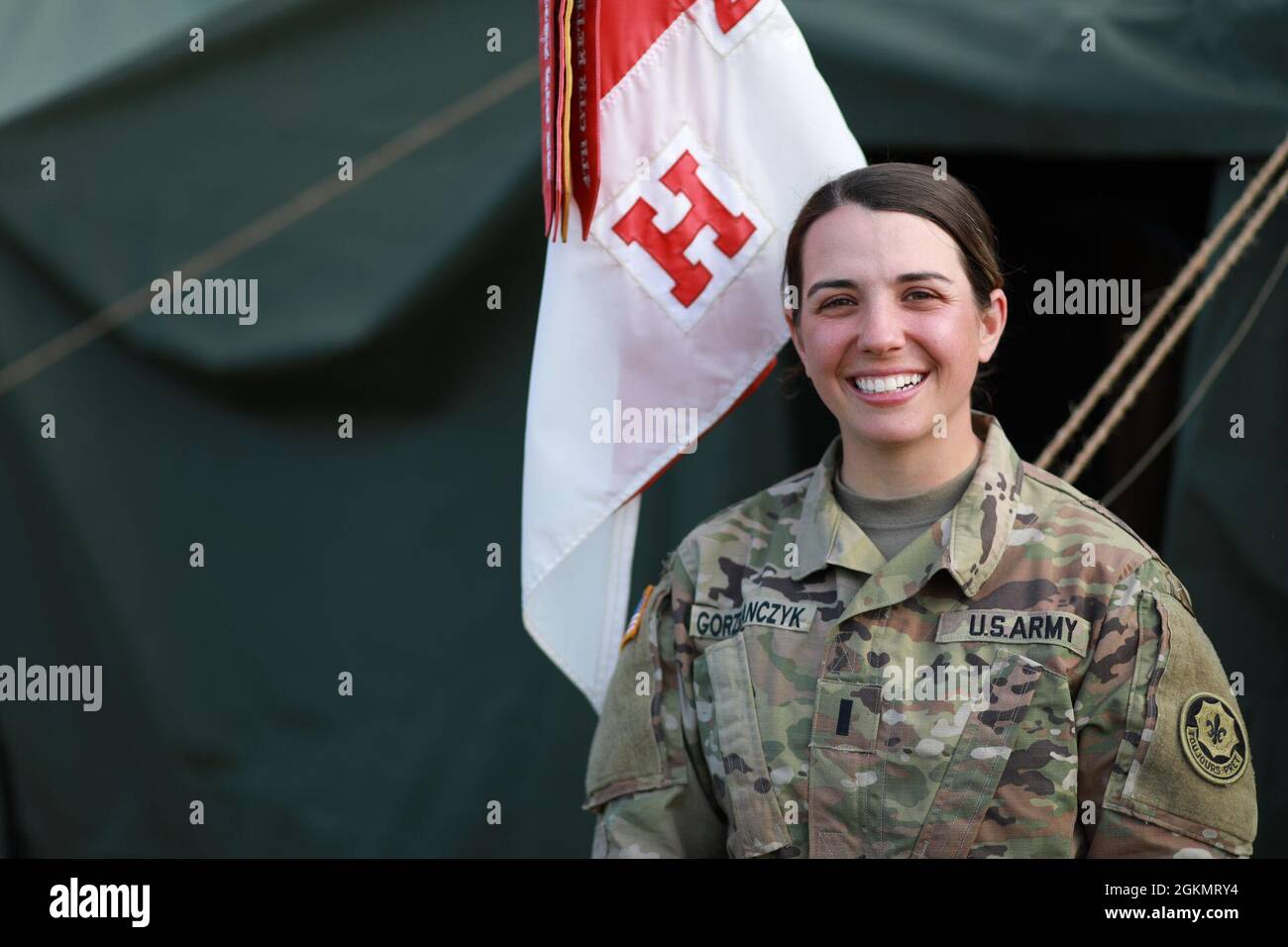 Triff den 1. LT. Paige Gorzelancyzk der US-Armee, einen Zugführer, der Soldaten auf dem Schlachtfeld Nahrung, Wasser, Kraftstoff und Ammunition liefert. Gorzelancyzk, der mit dem 2. Kavallerieregiment in das zentrale Trainingsgebiet bei Varpalota (Ungarn) eingesetzt wird, plant und koordiniert die Versorgung von 817 US-Soldaten und 130 ukrainischen Bodentruppen. „Es ist eine gute Erfahrung, eine andere Atmosphäre zu sehen, was unsere Ausbildung kann“, sagte Gorzelancyzk auf die Frage nach der Zusammenarbeit mit multinationalen Partnern. Das 2d-Kavallerieregiment führte einen taktischen straßenmarsch von 190 Fahrzeugen von Deutschland nach Ungarn durch, um teilzunehmen Stockfoto