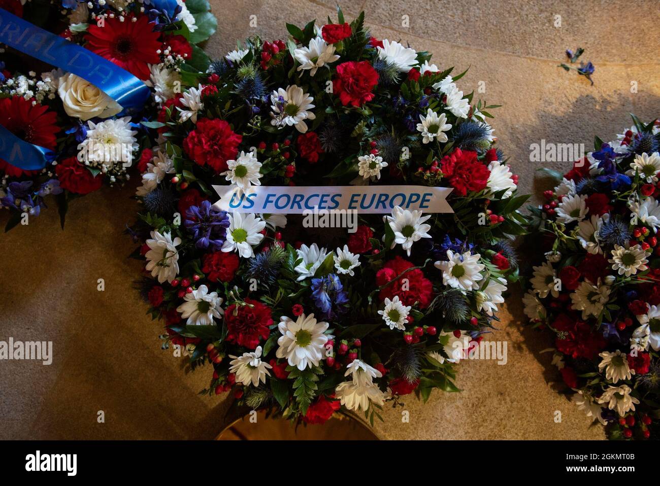 In der Kapelle auf dem Brookwood American Military Cemetery, England, werden am 2021. Mai 2021 nach einer Gedenkfeierlichkeiten zum 30. Mai Gedenkkränze gelegt. Der Memorial Day ist einer der feierlichsten Anlässe unserer Nation. Sie dient als Chance, die Frauen und Männer, die die letzte vollständige Maßnahme zur Verteidigung unserer Nation und unserer demokratischen ideale getroffen haben, zu verweilen, zu reflektieren und zu ehren. Stockfoto