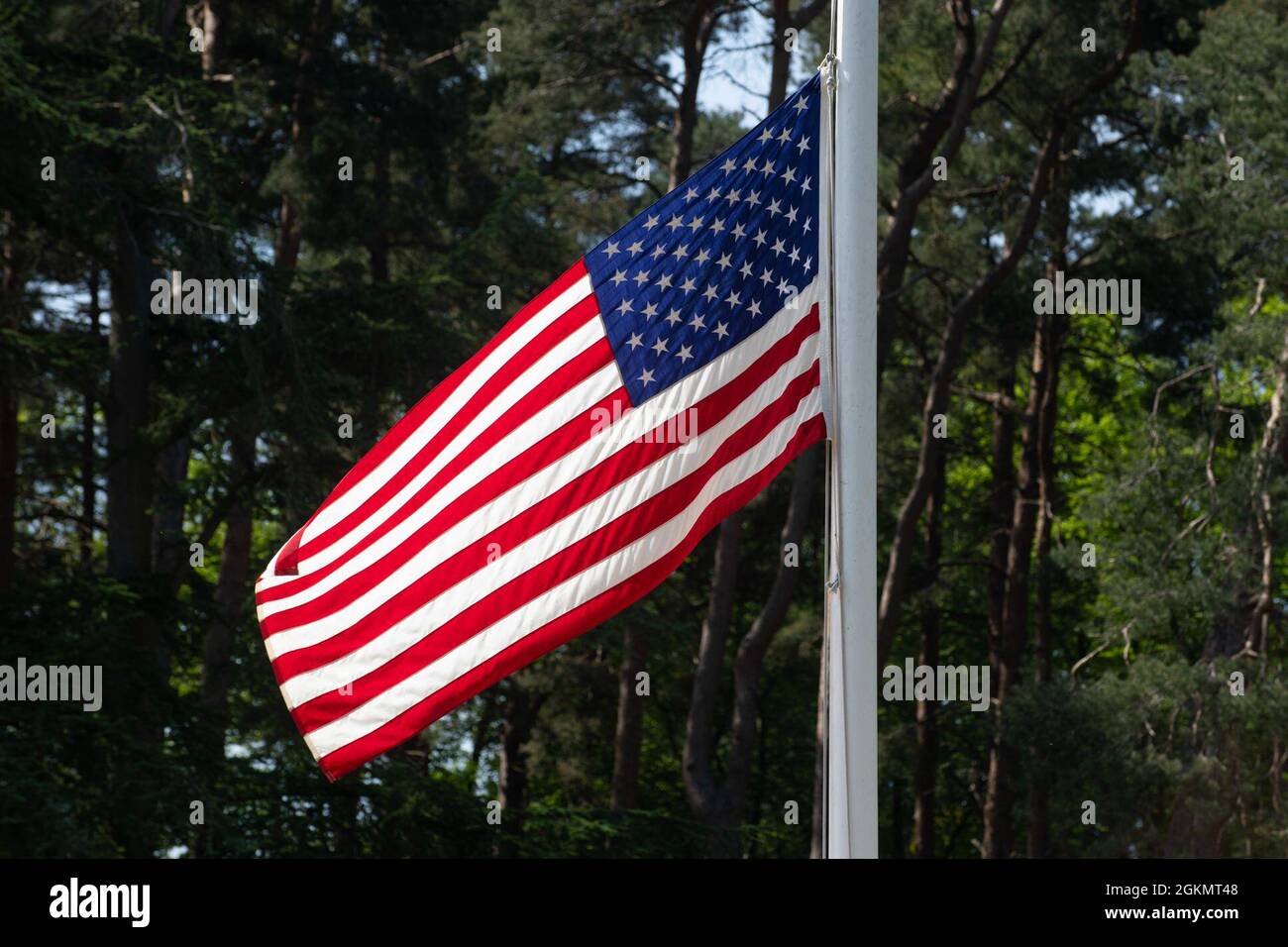 Am 30. Mai 2021, auf dem Brookwood American Military Cemetery, England, fliegt die US-Flagge auf dem halben Stab. Der Memorial Day ist einer der feierlichsten Anlässe unserer Nation. Sie dient als Chance, die Frauen und Männer, die die letzte vollständige Maßnahme zur Verteidigung unserer Nation und unserer demokratischen ideale getroffen haben, zu verweilen, zu reflektieren und zu ehren. Stockfoto