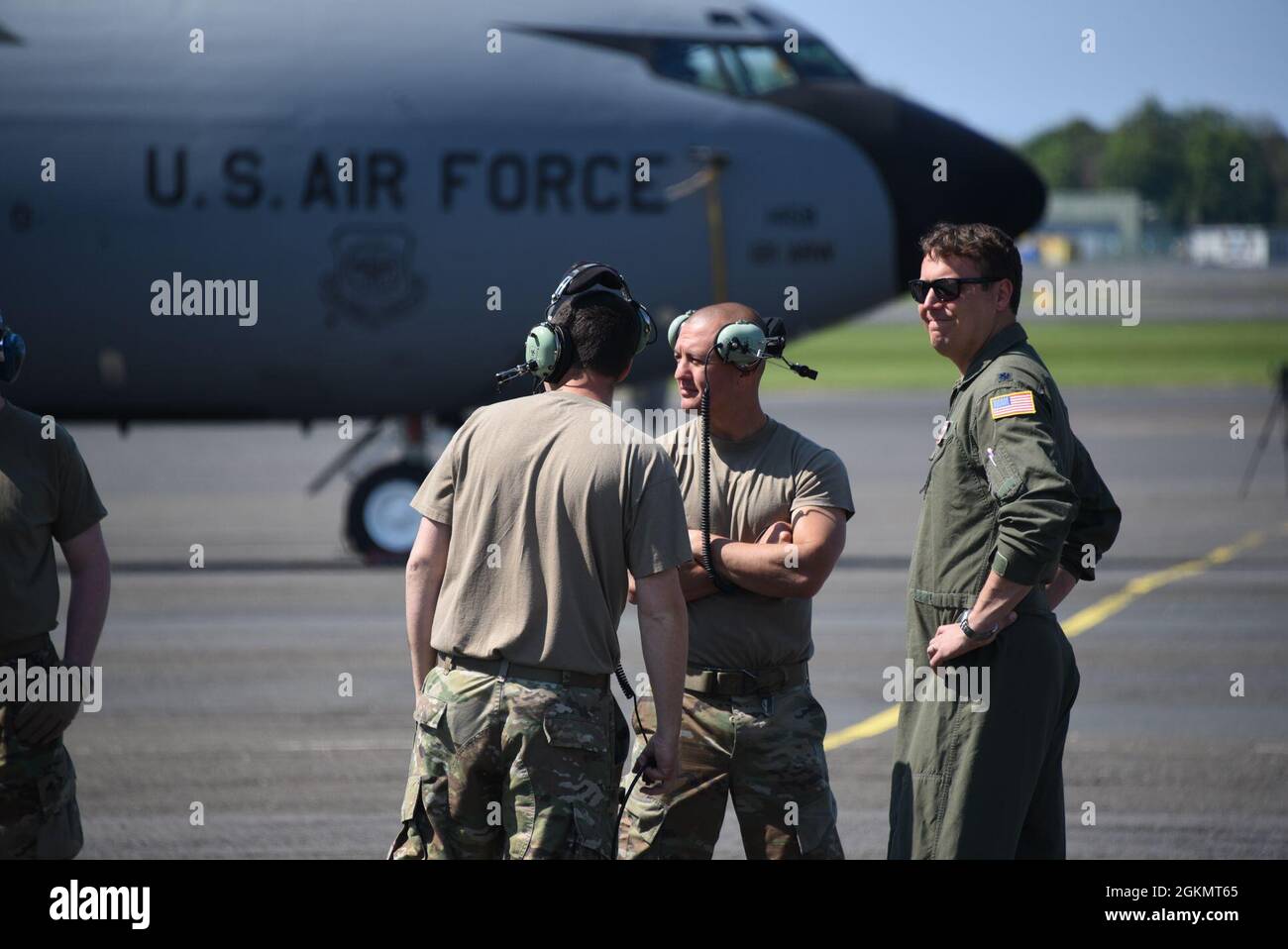 Glasgow Prestwick International Airport, Schottland Ohio Air National Guard Airmen vom 121st Air Betanking Wing, Staff Sgt. Jacob Betts und LT. Colonel Dave Lohrer sprechen am 30. Mai 2021 über die Rampe am Flughafen Glasgow Prestwick in Prestwick, Schottland. Mitglieder der Air National Guard sind in Schottland, die im Rahmen des At-Sea Demo Formidable Shield, einer ersten multinationalen Übung ihrer Art, in der Region des Nordatlantiks um das Vereinigte Königreich und Norwegen Unterstützung beim Betanken von Luft leisten. Stockfoto