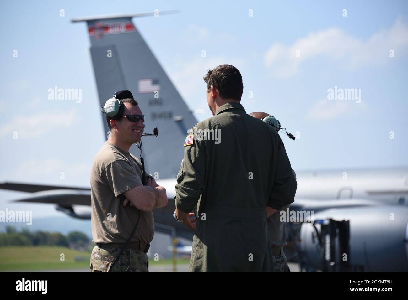 210530-Z-KZ880-036 Glasgow Prestwick International Airport, Scotland Ohio Air National Guard Airmen vom 121st Air Betanking Wing, Tech Sgt. Tim Schefer und LT. Colonel Dave Lohrer sprechen am 30. Mai 2021 über die Rampe am Flughafen Glasgow Prestwick in Prestwick, Schottland. Mitglieder der Air National Guard sind in Schottland, die im Rahmen des At-Sea Demo Formidable Shield, einer ersten multinationalen Übung der Art, die in der Region des Nordatlantiks rund um das Vereinigte Königreich und Norwegen stattfindet, Flugbetankung unterstützen. Stockfoto