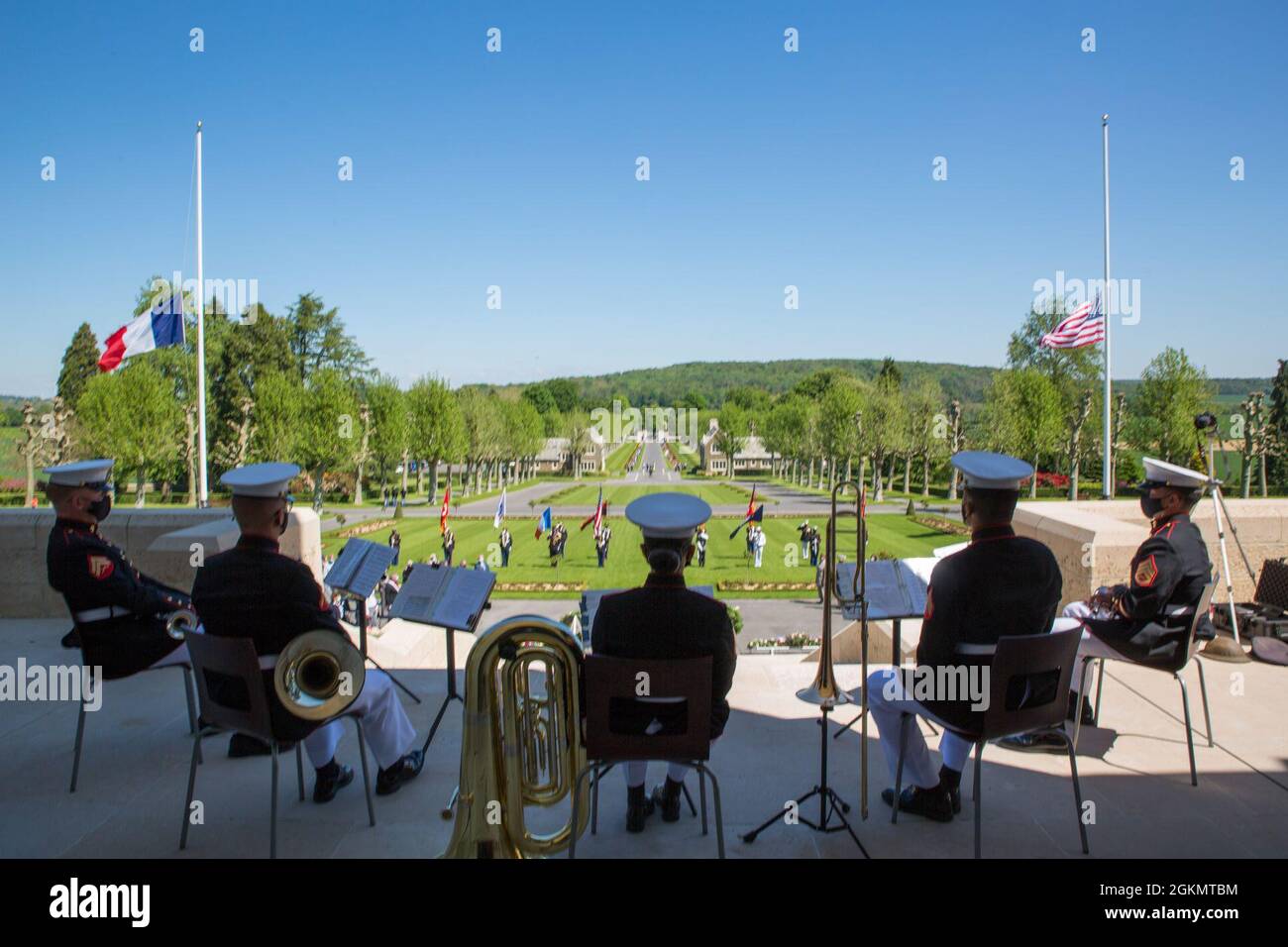 Mitglieder der Band der 1. Marine Division beobachten eine Zeremonie auf dem amerikanischen Friedhof Aisne-Marne in Belleau, Frankreich, 30. Mai 2021. Die Zeremonie fand am Memorial Day Weekend zum Gedenken an den 103. Jahrestag der Schlacht von Belleau Wood statt, die durchgeführt wurde, um das Vermächtnis der Dienstmitglieder zu ehren, die ihr Leben zur Verteidigung der Vereinigten Staaten und der europäischen Verbündeten gaben. US-Marineinfanteristen und Matrosen der Marine Corps Forces Europe and Africa, 5th Marine Regiment, 6th Marine Regiment, 1st Marine Division Band, US-Soldaten der 26. Armee-Infanterie-Division, Vertreter der 2. Infanterie-Division, Deutsche und Fre Stockfoto