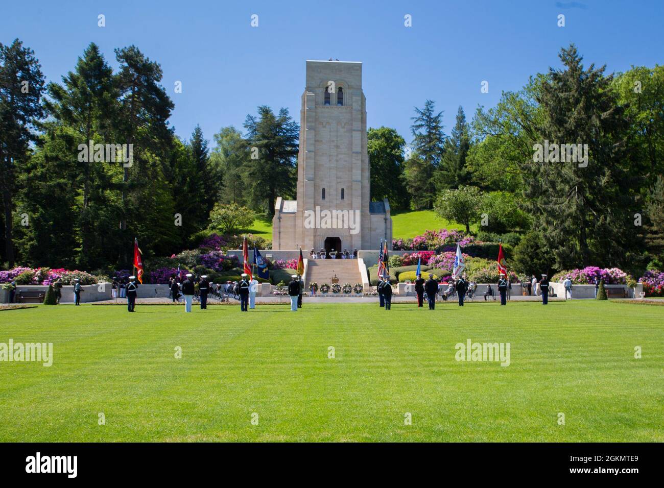 Besucher treffen sich während einer Zeremonie auf dem amerikanischen Friedhof Aisne-Marne in Belleau, Frankreich, am 30. Mai 2021. Die Zeremonie fand am Memorial Day Weekend zum Gedenken an den 103. Jahrestag der Schlacht von Belleau Wood statt, die durchgeführt wurde, um das Vermächtnis der Dienstmitglieder zu ehren, die ihr Leben zur Verteidigung der Vereinigten Staaten und der europäischen Verbündeten gaben. US-Marineinfanteristen und Matrosen der Marine Corps Forces Europe and Africa, 5th Marine Regiment, 6th Marine Regiment, 1st Marine Division Band, US-Soldaten der 26. Armee-Infanterie-Division, Vertreter der 2. Infanterie-Division, deutsches und französisches Dienstmembe Stockfoto
