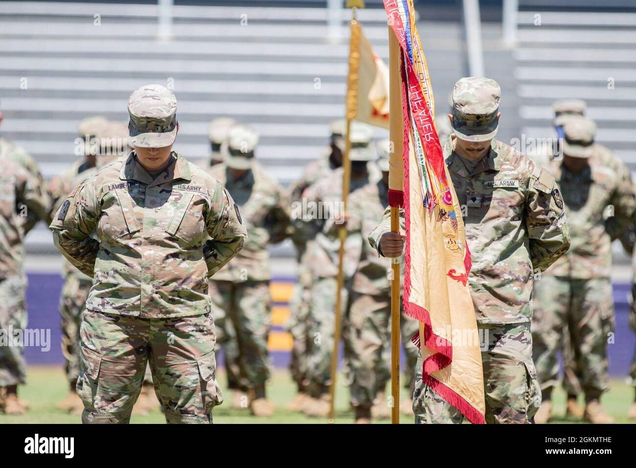 Soldaten des 731. Combat Sustainment Support Bataillons aus Tallassee, Alabama, hielten eine Einsatzzeremonie ab, bevor sie für eine einjährige Mission zur Unterstützung des Verantwortungsbereichs des U.S. European Command aufzogen. Die Zeremonie erlaubte Familie und Freunden eine Gelegenheit für eine angemessene Absendung, als sie die entsendenden Wachmänner stolz zusammenstanden, bevor sie vor ihrer Abreise Umarmungen und Glückwünsche gaben. Stockfoto