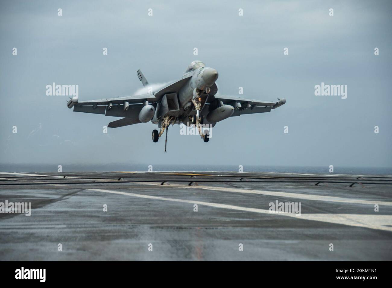 210531-N-WS494-1232 PHILIPPINISCHES MEER (31. Mai 2021) ein EA-18G Growler, der an die Shadowhawks of Electronic Attack Squadron (VAQ) 141 angeschlossen ist, bereitet sich auf das Flugdeck des einzigen vorwärts eingesetzten Flugzeugträgers der US-Marine Ronald USS Reagan (CVN 76) vor. Ronald Reagan, das Flaggschiff der Carrier Strike Group 5, stellt eine kampfbereite Truppe bereit, die die Vereinigten Staaten sowie die kollektiven maritimen Interessen ihrer Verbündeten und Partner in der Indo-Pazifik-Region schützt und verteidigt. Stockfoto