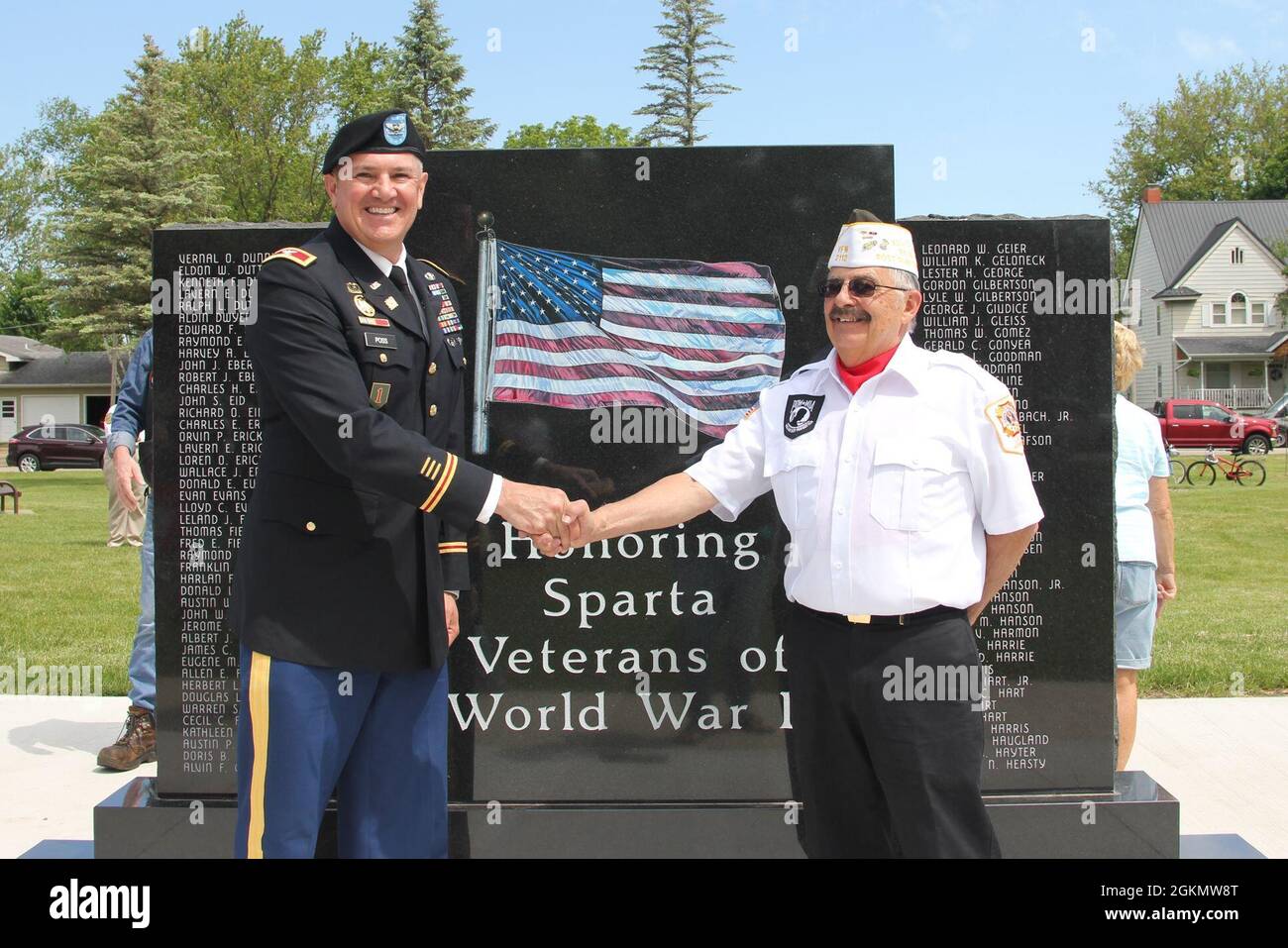Der Garnisonskommandant von Fort McCoy, Colonel Poss, dankt dem ortsansässigen Veteranen Tom Scheur für seinen Dienst und die Gelegenheit, beim Sparta Memorial Day-Gottesdienst zu sprechen. Stockfoto