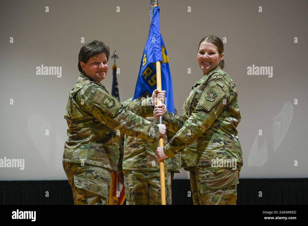 Die Oberst der US-Luftwaffe, Nicole Fuller, links, Kommandantin der 386. Expeditionary Mission Support Group, und die Kommandantin der 386. Expeditionary Logistics Readiness Squadron, Maj. Angela Petersen, Kommandantin der 386. Expeditionary Logistics Readiness Squadron, stehen mit der Führung während einer Befehlswechselzeremonie auf dem Luftwaffenstützpunkt Ali Al Salem, Kuwait, am 31 2021 Petersen übernimmt das Kommando über die 386. ELRS, nachdem er als Sonderbeauftragter in der Action Group des Air Mobility Command Commander auf dem Luftwaffenstützpunkt Scott, Illinois, tätig war. Stockfoto