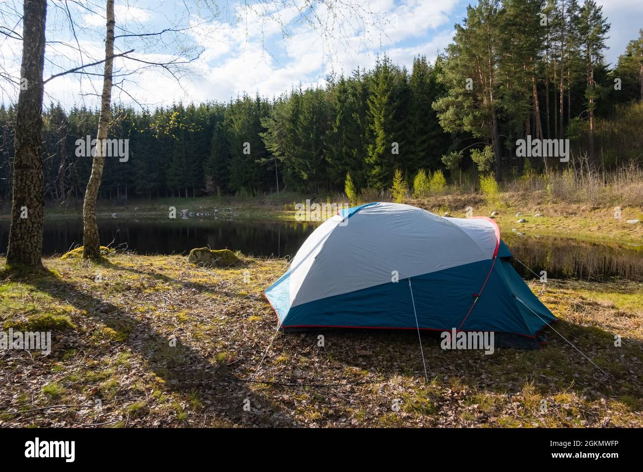 Camping-Zelt in der Nähe des Sees im Wald aufgestellt. Entspannung auf  einem Campingplatz im Freien Stockfotografie - Alamy